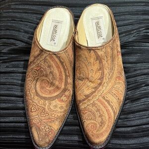 MATTI’SSE WOMEN PAISLEY SLIP-ON MULES (SZ.8)